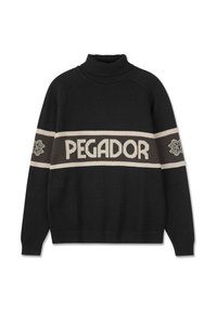 Schwarzer Pullover mit hohem Kragen, auf der Brust steht in Cremefarbe das Wort "PEGADOR" und die Arme sind mit einem Muster gestaltet.