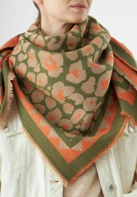 Gewebter Schal mit grünem Grund, floralen Mustern in Beige und Orange, fransigem Rand und geometrischen Akzenten.