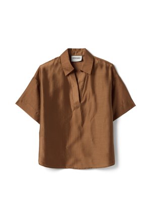 Braunes kurzärmliges Hemd mit Kragen und V-Ausschnitt, aus leichtem Stoff, flach auf weißem Hintergrund gelegt.