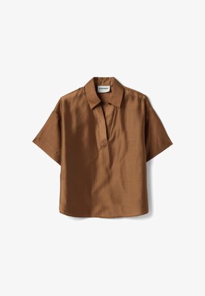 Braunes kurzärmliges Hemd mit Kragen und V-Ausschnitt, aus leichtem Stoff, flach auf weißem Hintergrund gelegt.