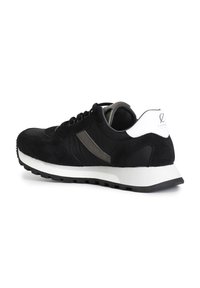 Svart sportskor med mocka- och meshinlägg, med en vit hälaccent, vadderad krage och gummisula med texturerat mönster.