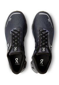 Des chaussures de course noires et bleu marine avec une surface texturée, un bout arrondi et des accents blancs contrastants. Présentent un design à lacets et une semelle rembourrée.