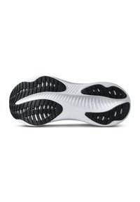 Hvid sportsko med sål, der har teksturerede sorte gummigrebspuder på hælen, midtfoden og tåområderne for trækkraft og fleksibilitet.