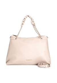 Beige lædertaske med en glat tekstur, en flettet kædehank og aftagelig rem. Har guldfarvet logoaccents og lynlåslukning.