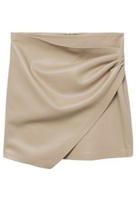 Beige nepleer mini-jurk met een gedrapeerd voorontwerp dat een zachte textuur en subtiele glans biedt, wat zorgt voor een eigentijdse uitstraling.