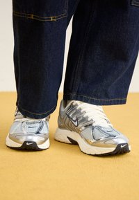 AIR PEGASUS 2005 - Trainers - photon dust/chrome/gridiron/sail/silver/coconut milk