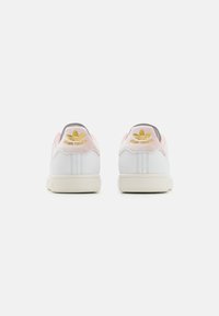 adidas Originals STAN SMITH - Sneakers basse - footwear white/gold metallic/sandy pink
