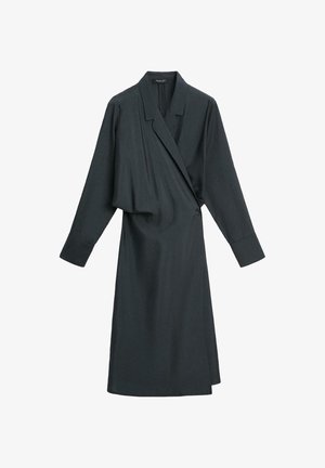 Donkergroene wikkeljurk met lange mouwen, V-halskraag, gedrapeerd ontwerp, asymmetrische zoom, gemaakt van zachte stof en voorzien van een verborgen knoopsluiting.