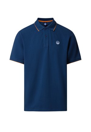 Polo blu navy a maniche corte con due bottoni, bordo arancione su colletto e maniche, e un piccolo logo circolare sul petto sinistro.