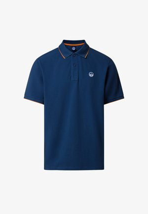 Polo blu navy a maniche corte con due bottoni, bordo arancione su colletto e maniche, e un piccolo logo circolare sul petto sinistro.