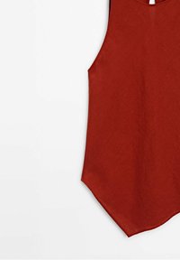 Sleevet rust-rød top med spids bund, hængende mod en simpel hvid baggrund.