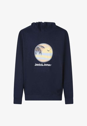 Sudadera con capucha azul marino con un gráfico redondo de puesta de sol que presenta hojas de palma y pájaros, y el texto «Jack & Jones» debajo del gráfico.