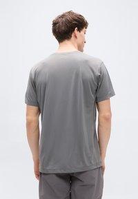 Γκρι κοντομάνικο T-shirt με στρογγυλή λαιμόκοψη και διακριτική υφή. Λείο ύφασμα και άνετη εφαρμογή, κατάλληλο για καθημερινή χρήση.