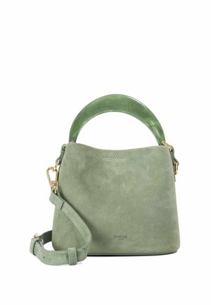 Sac à main en daim vert avec poignée incurvée de couleur jade et bandoulière amovible, ferrures dorées, et logo discret de la marque à l'avant.