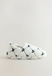 Chausson en peluche blanc avec une texture matelassée, des accents brodés noirs et une forme de pointe arrondie. Matériau doux et épais pour le confort.