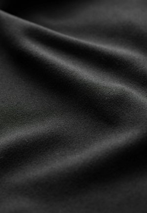 Tessuto nero con una texture liscia e leggero lucido, esposto in pieghe che creano un morbido effetto drappeggio. Nessun motivo o accento visibile.