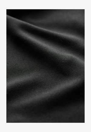 Črn material z gladko teksturo in rahlo sijočim videzom, razstavljen v gubah, ki ustvarjajo mehak drapiran efekt. Ni vidnih vzorcev ali okraskov.
