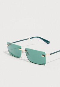 Gafas de sol rectangulares sin montura con tono verde, puente nasal dorado y varillas verdes oscuras con la marca Calvin Klein Jeans.