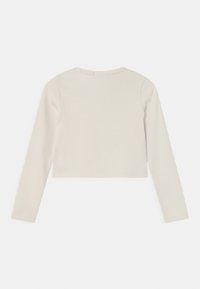 Top cropped a maniche lunghe in morbido tessuto a costine beige chiaro, con scollatura rotonda e dettagli di cucitura sottili sulle spalle.
