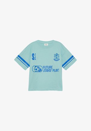 Hellblaues Kurzarm-T-Shirt mit zwei blauen Ärmelstreifen, Fußballmotiv, Text "FUTURE STARS PLAY!" und Löwenwappen-Logo auf der Brust.