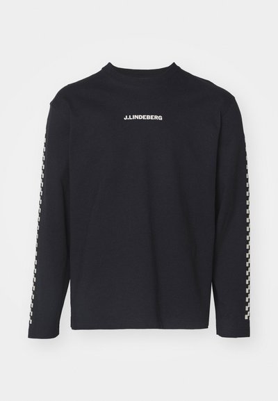 Ilga rankovė juoda marškinėlių medžiaga pagaminta iš medvilnės, su apvalia iškirpte ir J.Lindeberg logotipu ant krūtinės, rankovėse yra languota raštas.