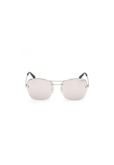 Occhiali da sole esagonali tone argento con lenti grigie traslucide e punte nere. Montatura in metallo leggera con design minimalista.