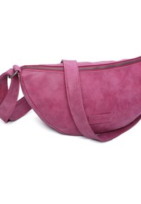 Borsa a tracolla in suede fucsia con design curvo, tracolla regolabile e chiusura con zip. Presenta una patch con logo sul lato.