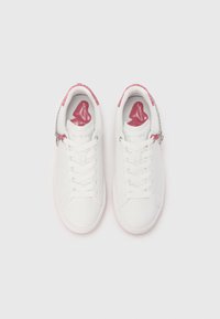 Λευκά αθλητικά παπούτσια με λεία υφή, ροζ στοιχεία στη φτέρνα και ασημένιο γούρι. Διαθέτουν σχεδιασμό με κορδόνια και λογότυπο στη γλώσσα.