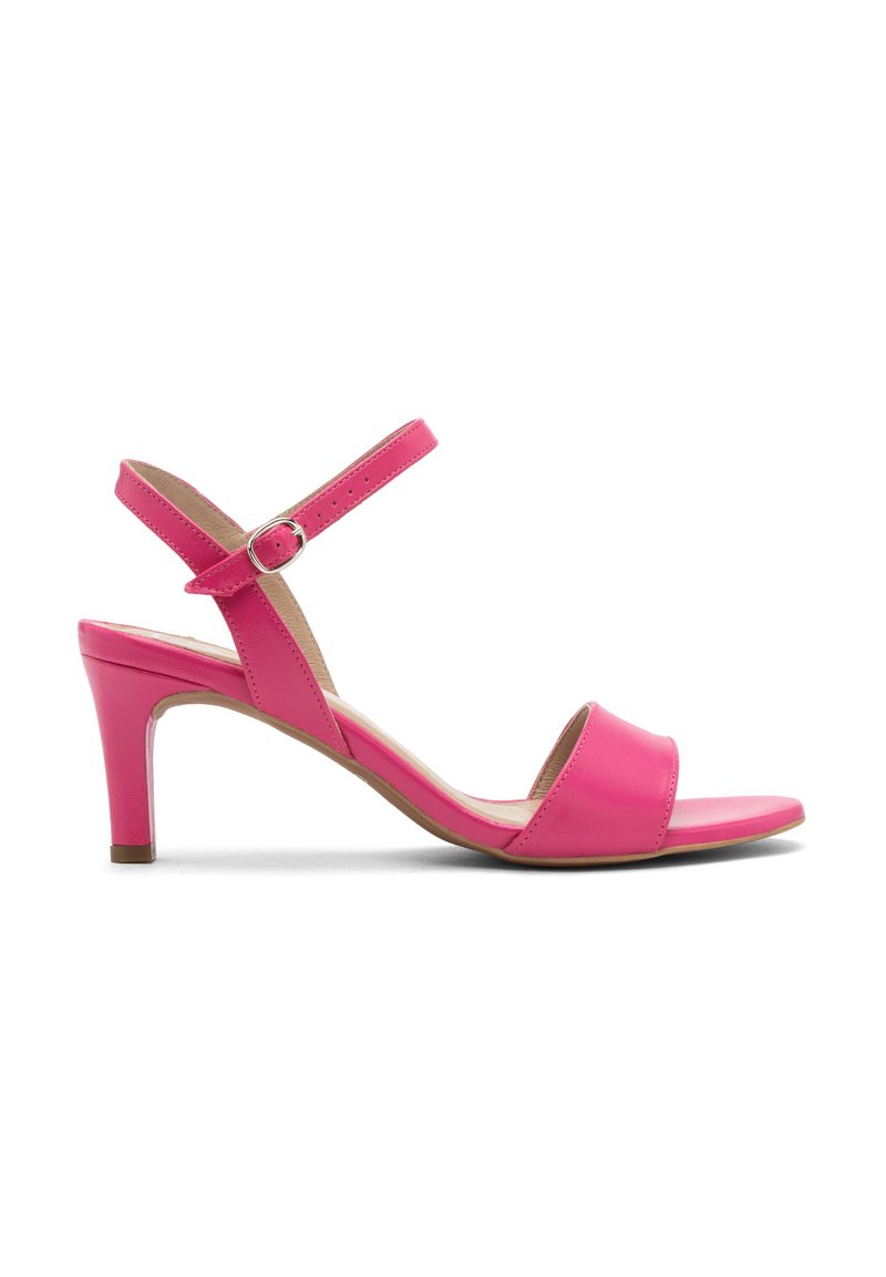 Różowe skórzane sandały na wysokim obcasie z paskiem wokół kostki, otwarta konstrukcja z palcami i gładką fakturą. Charakteryzują się smukłym obcasem.