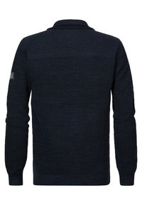 Marineblauwe gebreide trui met een gestructureerd patroon, lange mouwen en een omgeslagen kraag. Bevat een logo-opdruk op de linkermouw.