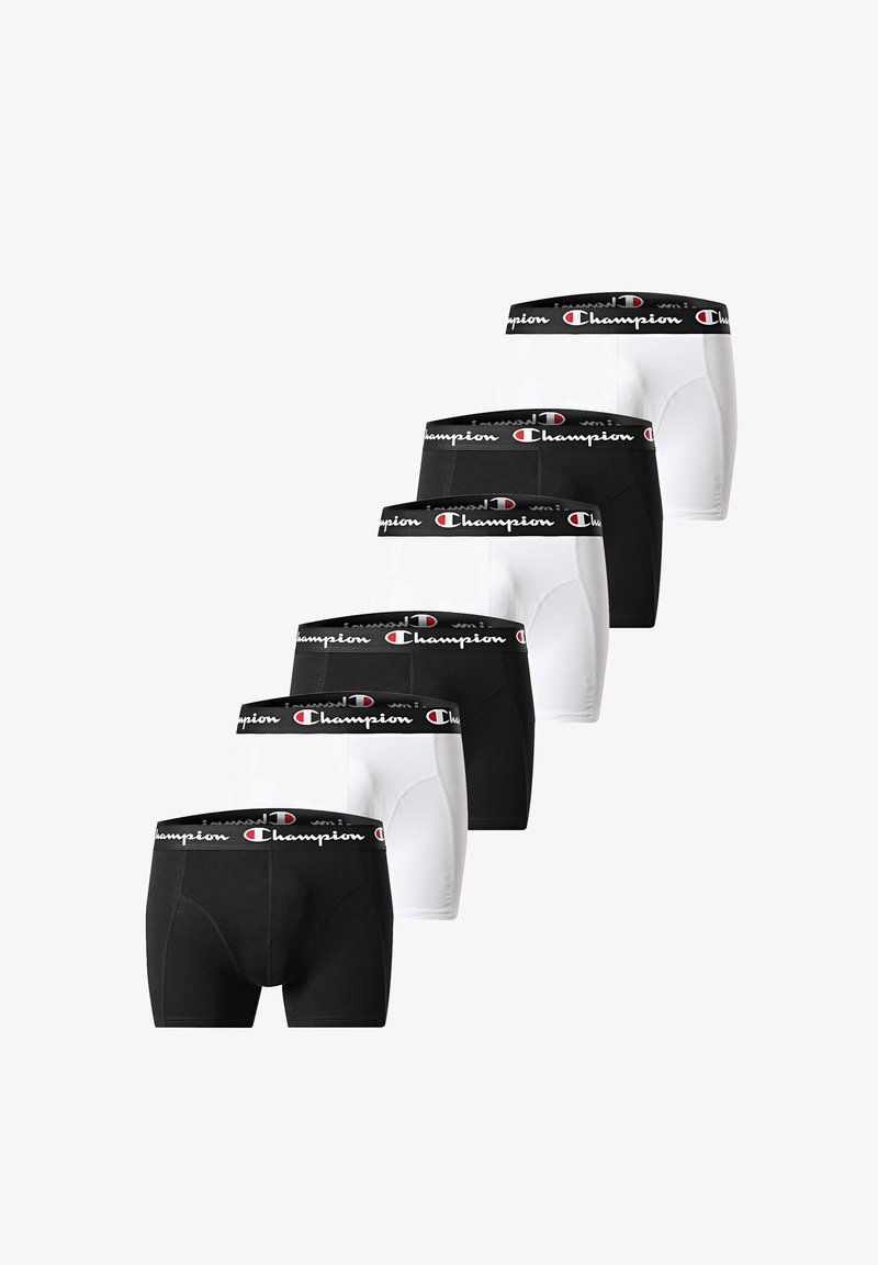 Sechs Paar schwarz-weißer Champion-Boxershorts, gestapelt in abwechselnden Farben, mit einem schwarzen Bund und dem Champion-Logo.
