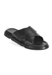 Zwarte slidesandalen met een kruisband ontwerp, gemaakt van soepel synthetisch leer en een dikke, gestructureerde zool voor comfort.