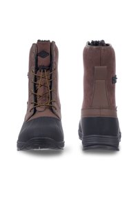 Botas impermeables marrones con puntera y suela de goma negra, que cuentan con materiales de parte superior marrones texturizados, cordones amarillos y hebilla de ajuste lateral.