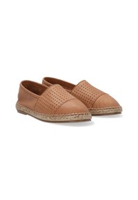 Braune Lederschuhe mit durchbrochenem Design, spitzem Zeh und mit Jute umwickelter Sohle. Glatte Textur und flaches Profil für legere Anlässe.