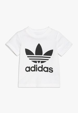 Hvid T-shirt med korte ærmer med sort Adidas trefoil-logo og tekst centreret foran.