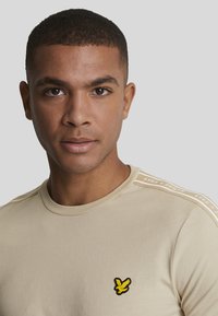 Lyle & Scott TAPE - T-shirt basic - w viaduct