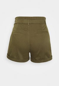 Pantaloni corti verde oliva a vita alta con orli arrotolati, tasche posteriori a filetto e passanti per cintura su uno sfondo neutro.
