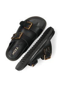 Černé syntetické klouzací sandály s pozlacenými sponami, texturovaným designem popruhu, vroubkovanou podrážkou a logem 'MGXX' na stélce.