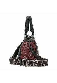 Borsa a tracolla in pelle trapuntata rossa con dettagli in pelle nera, doppi manici superiori, tracolla regolabile e finiture in tonalità argento. Design ricamato sui lati.