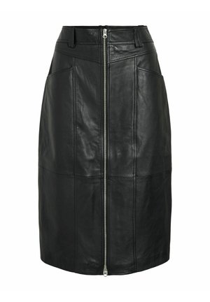 Jupe en cuir noir avec une fermeture éclair à l'avant, présentant un design ajusté, des coutures en panneaux et une finition droite. Texture lisse sur toute la surface.