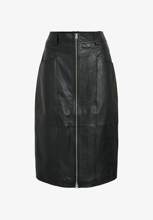Jupe en cuir noir avec une fermeture éclair à l'avant, présentant un design ajusté, des coutures en panneaux et une finition droite. Texture lisse sur toute la surface.