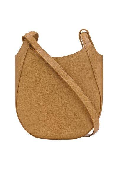 Taschen aus tanfarbendem Leder mit strukturiertem Finish, runder Form und einem verstellbaren Tragegurt, der an verstärkten Schlaufen befestigt ist.