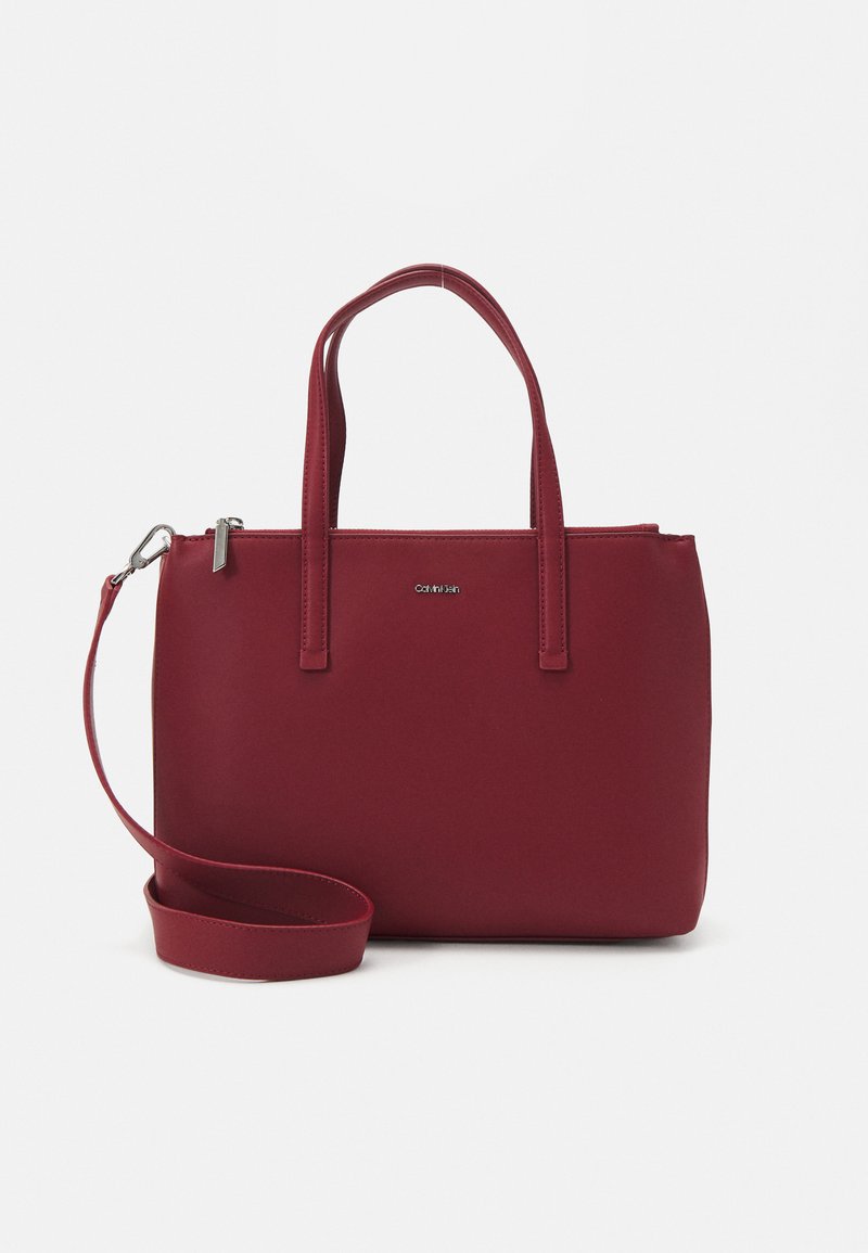 Calvin Klein MUST MEDIUM TOTE - Handbag - biking red