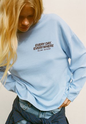 PULL&BEAR, OVERSIZE LONG SLEEVE WITH CONTRAST GRAPHIC - T-SHIRT - T-shirt à manches longues - light blue