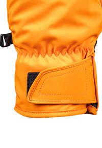 Orange isolerade handskar med en slät yta, åtsittande handled och en kardborreband för säker passform. Har kontrasterande svarta detaljer.