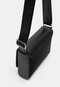 Borsa a tracolla in pelle nera, di forma rettangolare, con design piatto, tracolla regolabile e dettagli in metallo argentato.