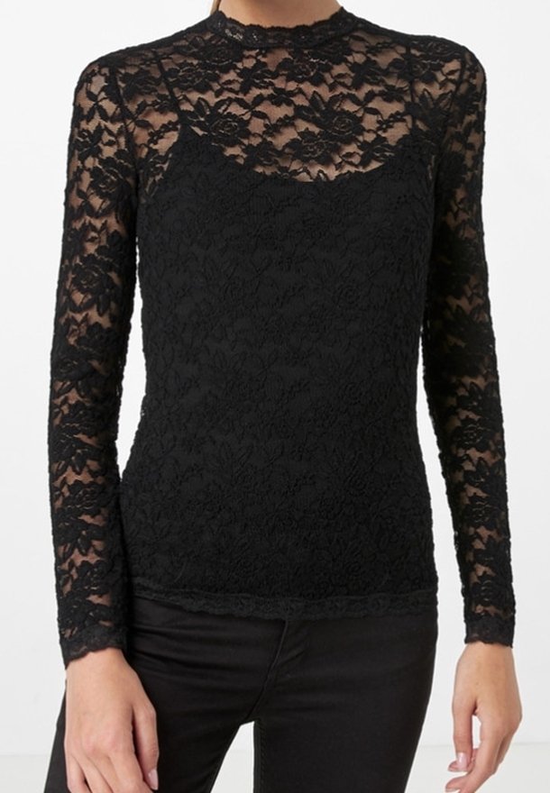 Svart långärmad topp i spets med hög halsringning, blommönster och en figurnära silhuett. Fodrad med ett solidt svart lager under.