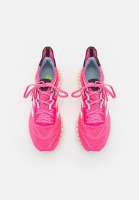 Des chaussures de sport roses en matériau mesh, avec des accents blancs distinctifs, des lacets ronds et une semelle en caoutchouc texturée avec des protubérances.