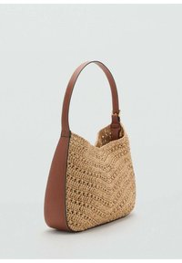 Geflochtene Strohtasche mit einem braunen Ledergriff, die eine strukturierte Oberfläche und eine geschwungene Form aufweist, mit einem Zickzackmuster auf dem Stroh.