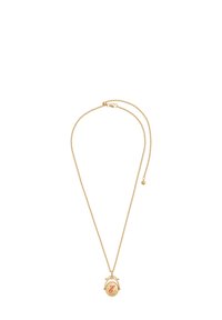 Zlatý náhrdelník s retiazkou, ktorý obsahuje okrúhly prívesok. Prívesok je podrobný s červeným písmom "E" na textúrovanom zlatom pozadí.